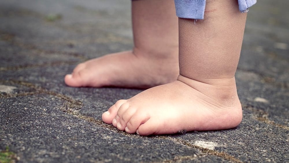 Concessi i domiciliari al padre del bimbo di Scicli, indagato per avere rotto braccia e gamba al figlio