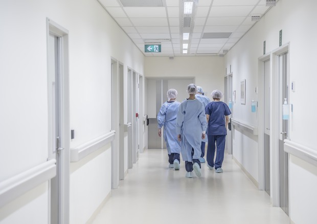 Sanità, Italia a più velocità: Sicilia tra criticità e paradossi. E mentre 43 ospedali sono “rimandati”, a Taormina rischia di chiudere un reparto d’eccellenza