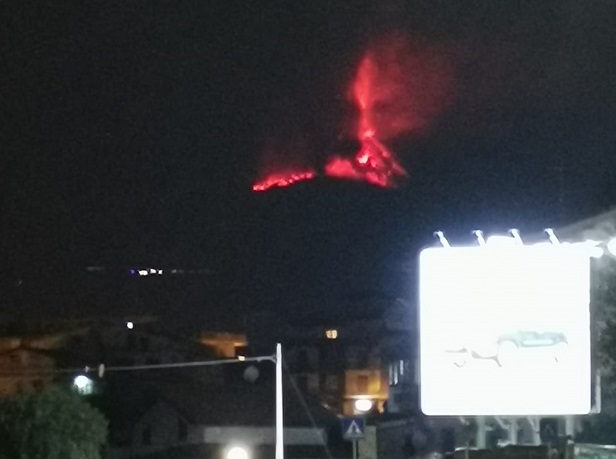 L’Etna rallenta: nella notte, nube eruttiva di 8 km