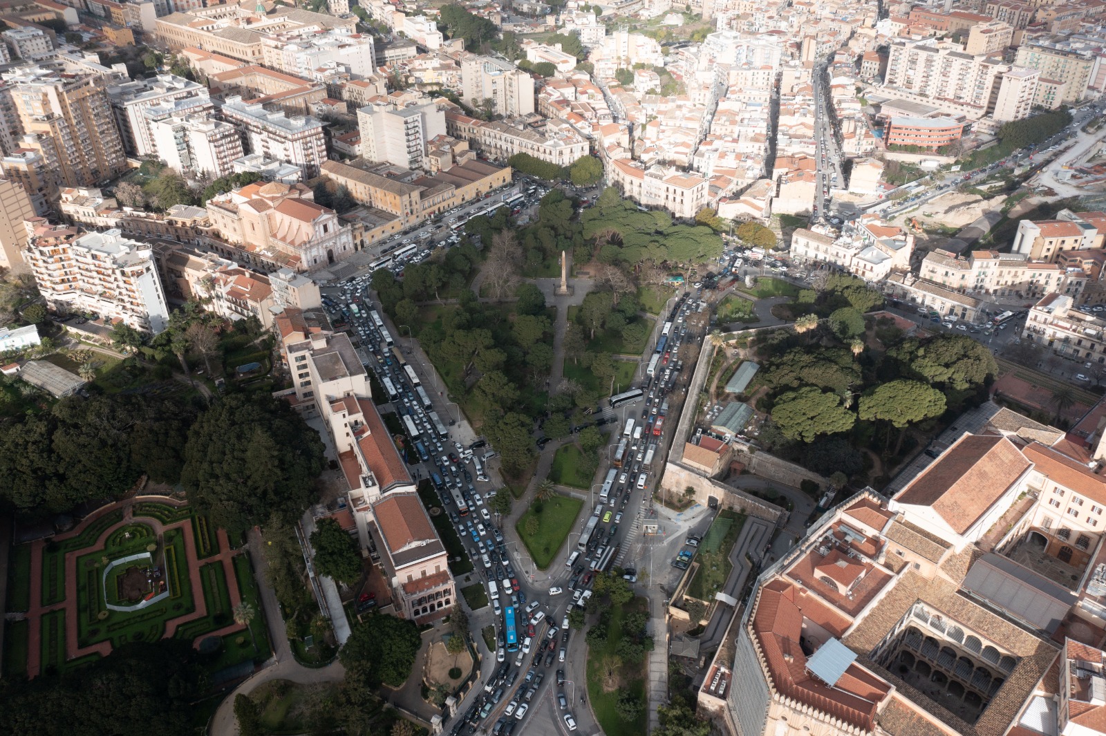 Palermo: i bus turistici hanno occupato piazza Indipendenza. FOTO