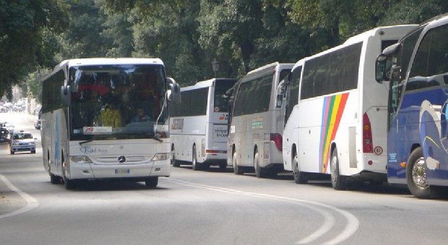 Bus turistici con dinanzi un carro funebre in protesta a Palermo