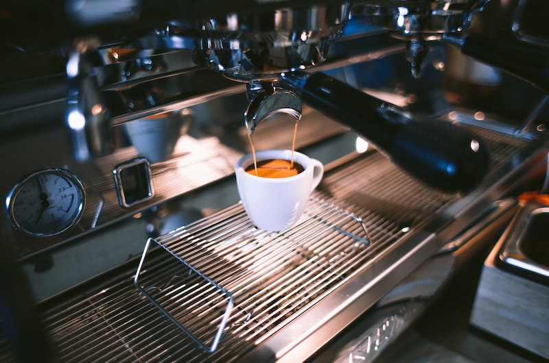 Caffè e tè alleati del cervello: due o tre tazze al giorno riducono il rischio di demenza
