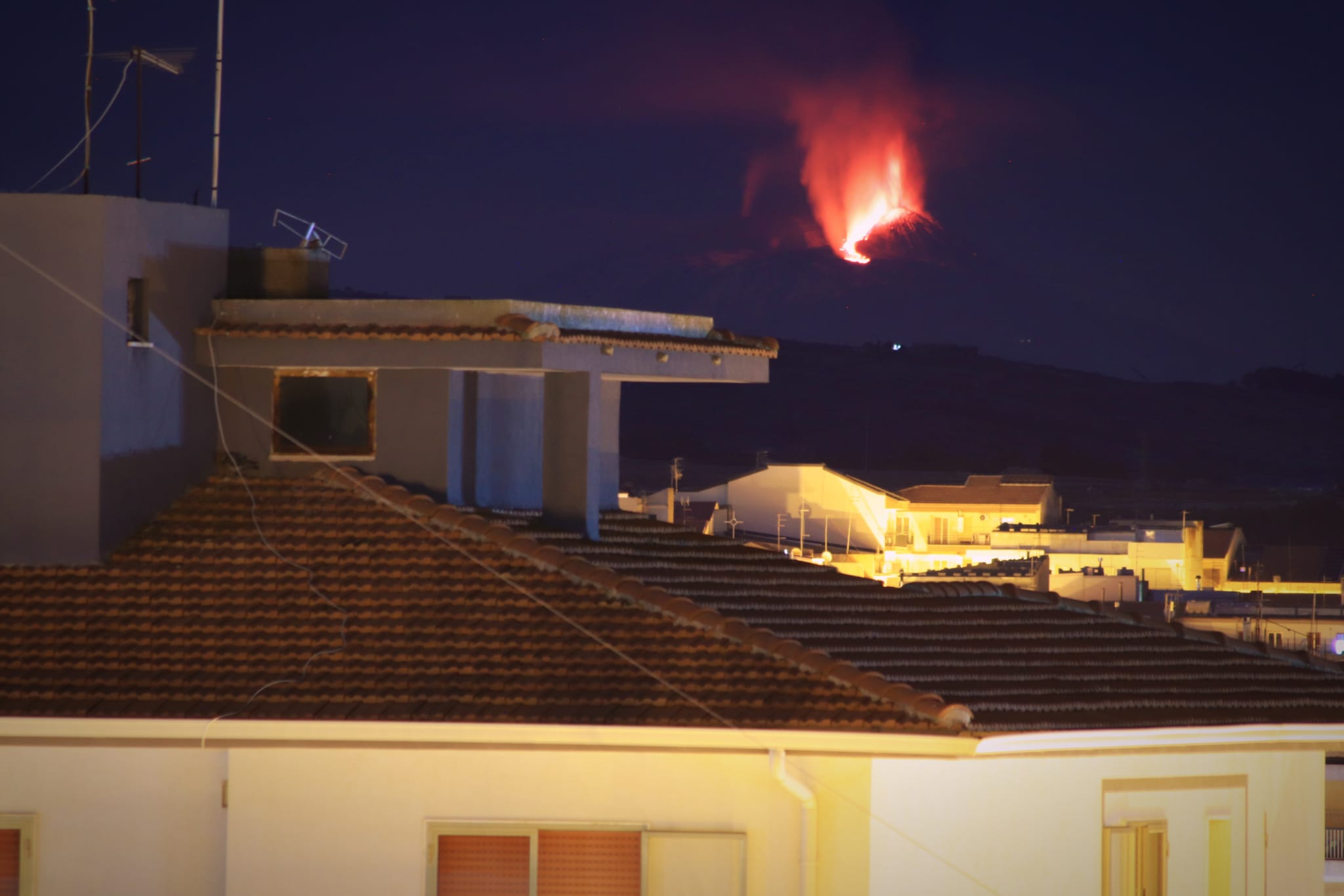 Etna in eruzione vista da Ragusa