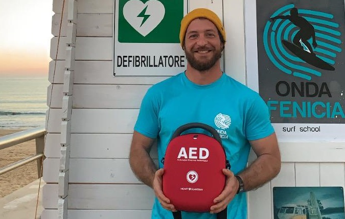 Ragusa: donato un defibrillatore alla scuola di Surf Onda Fenicia