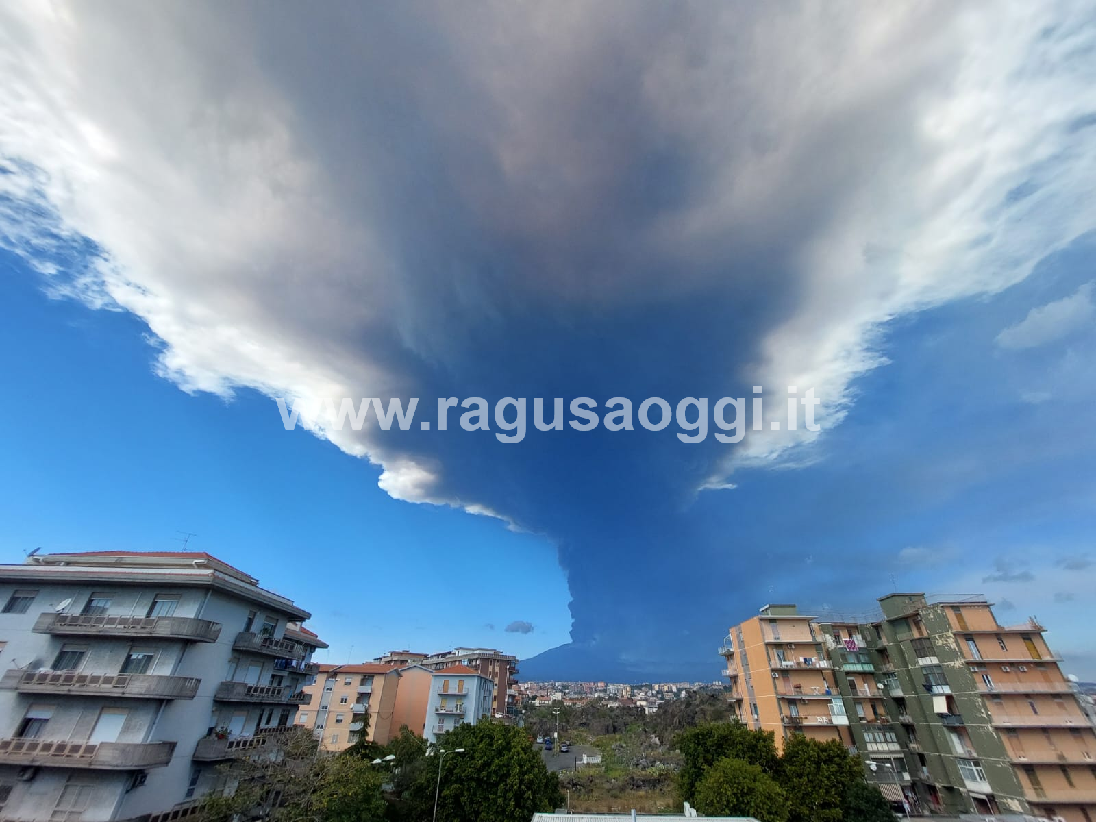 Etna, nuova eruzione: la nube vulcanica alta 10 chilometri, ben visibile anche da Ragusa. Chiuso lo spazio aereo su Catania