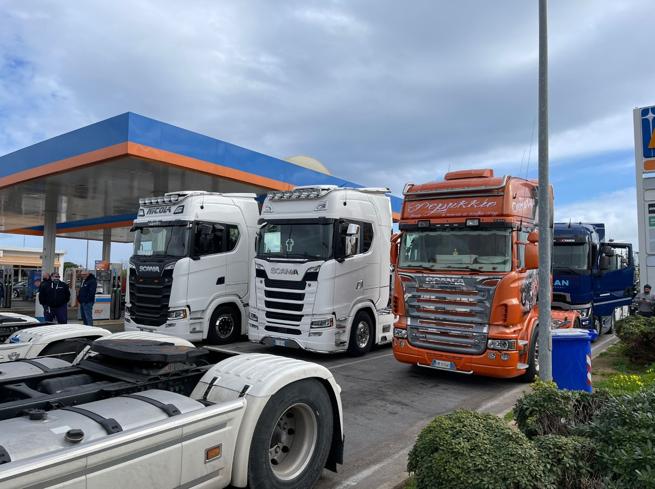 La protesta dei tir si sparge a macchia d’olio: “Serio rischio di blocco delle merci”