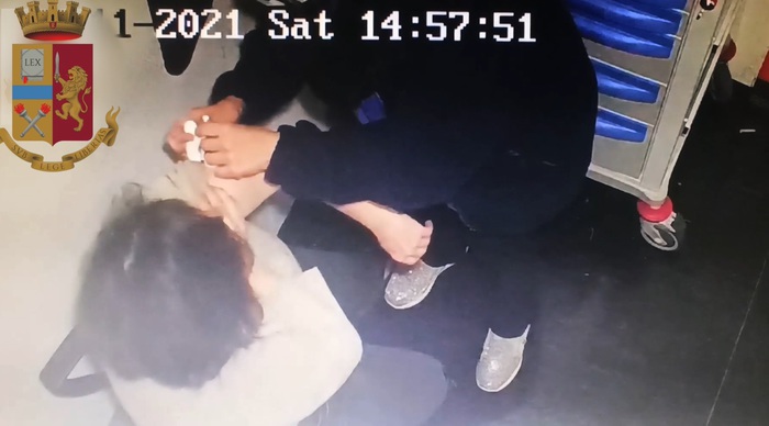 Almeno 47 false vaccinazioni a Palermo: arrestata infermiera no vax