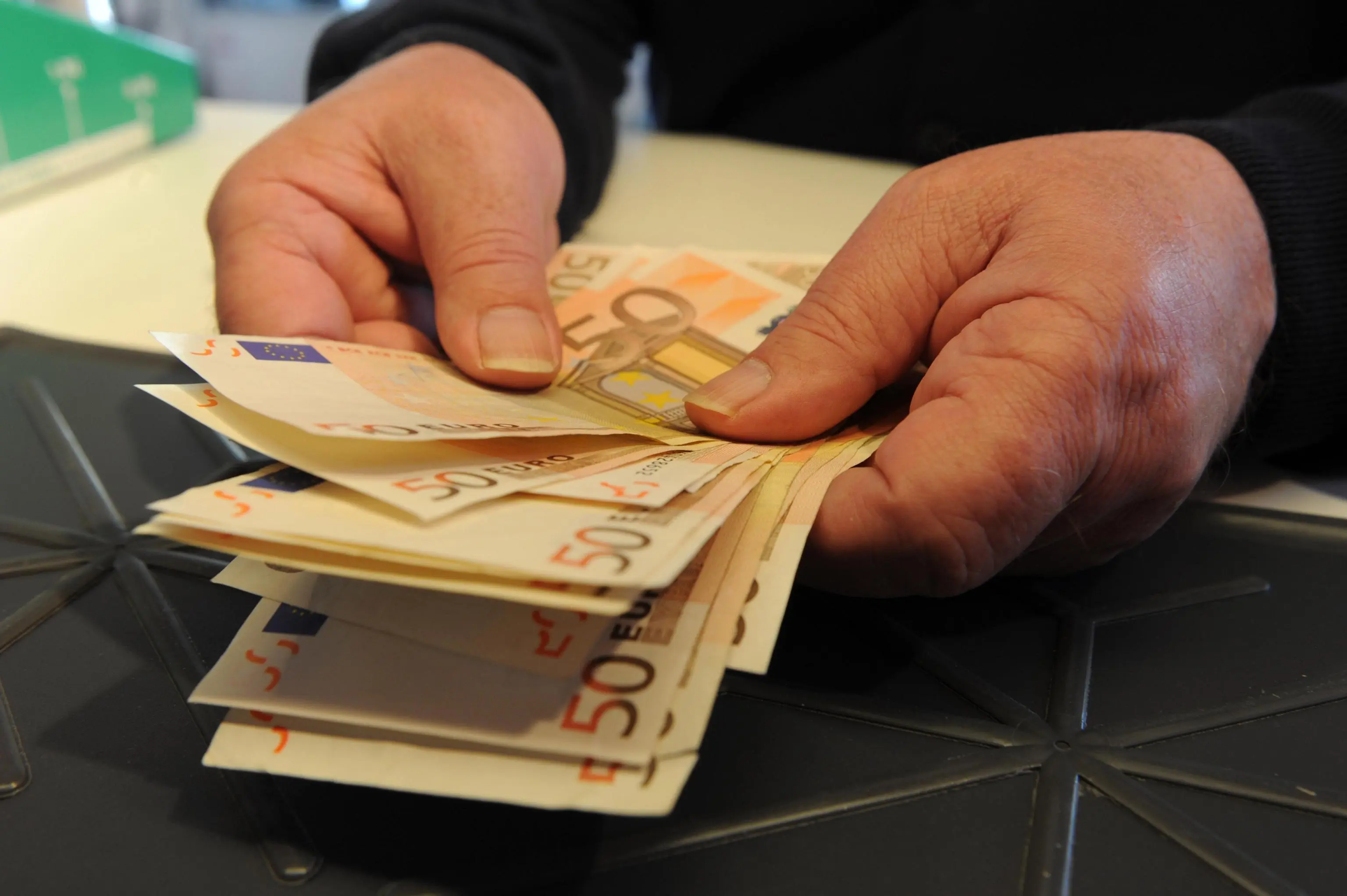 Ritorna a 2000 euro il limite per l’uso dei contanti. Soddisfatta Confcommercio