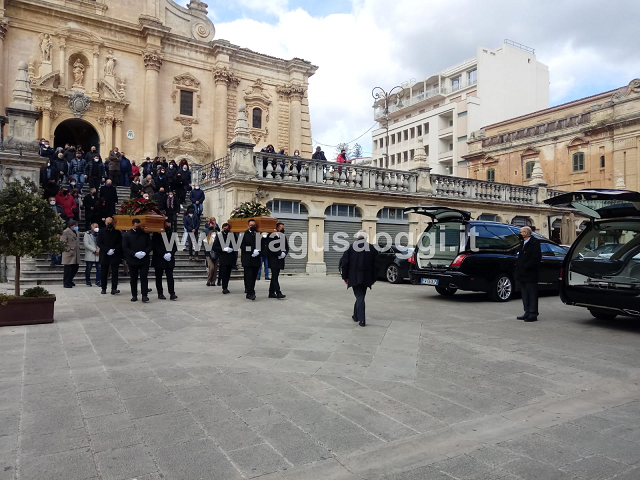Ragusa saluta i coniugi Azzara-Nobile, morti nel tragico incidente di C.da Coffa