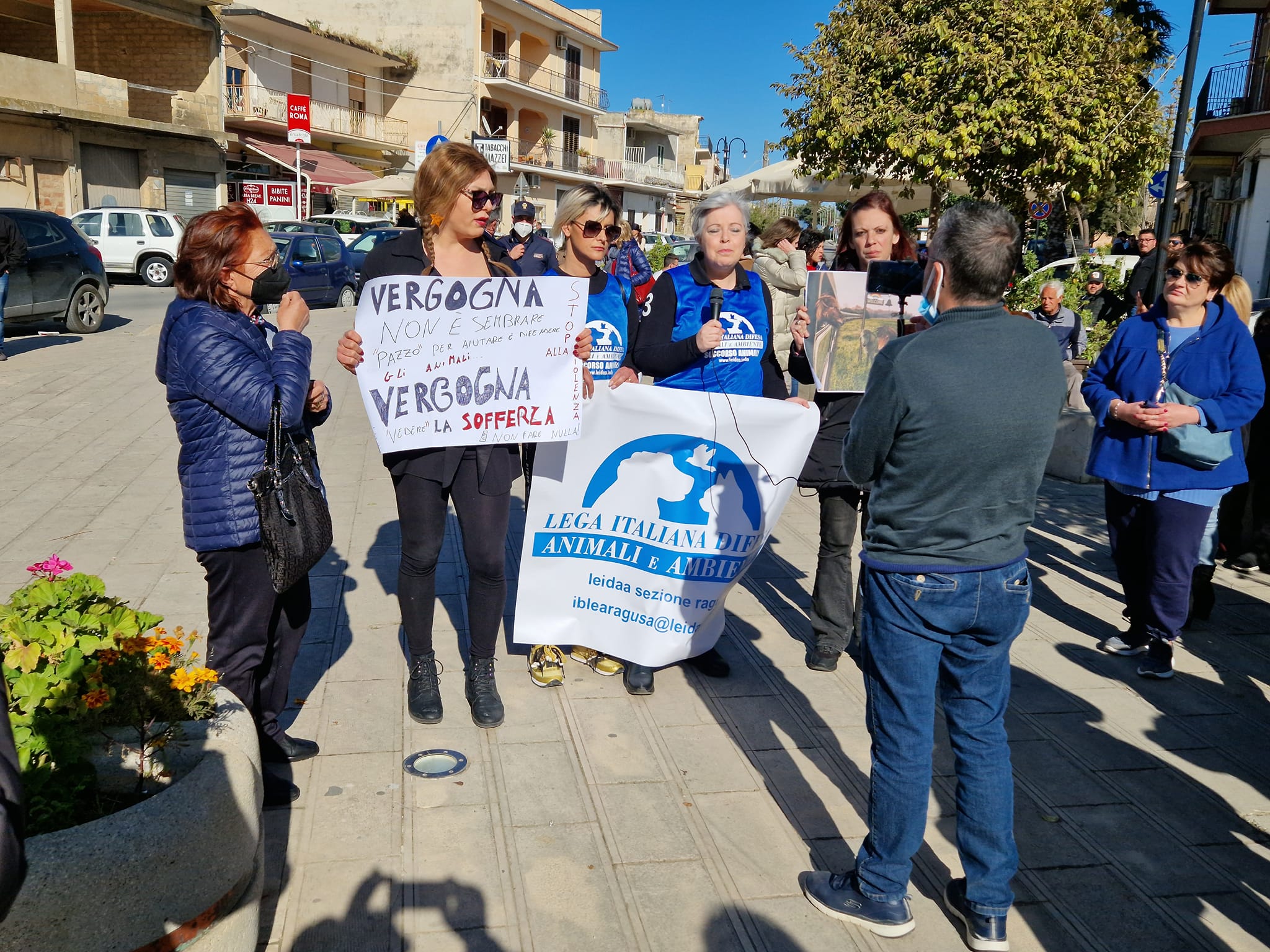 Si vorrebbe una statua commemorativa del pony ma alla manifestazione c’erano pochi acatesi
