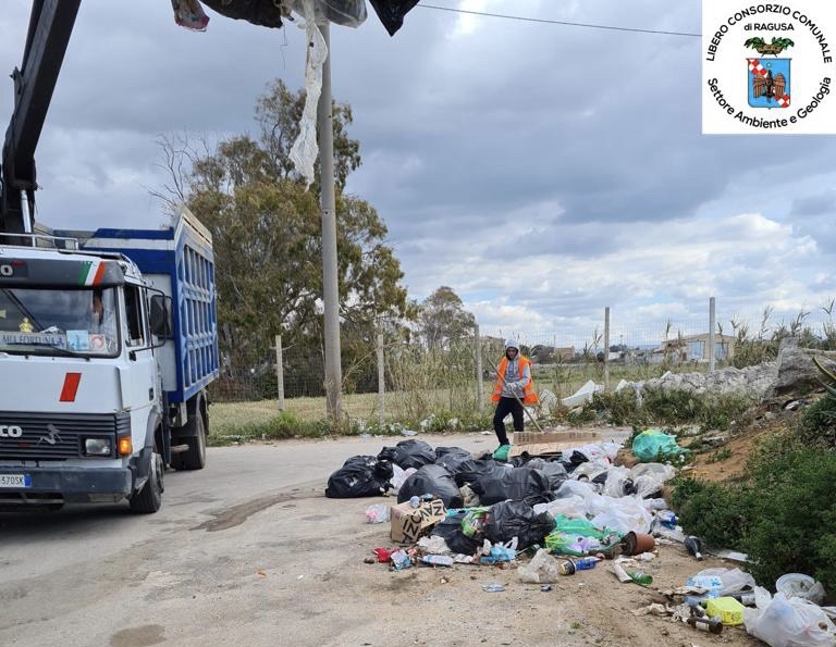 Popolo di striscia…. e di sporcaccioni. 32 quintali di rifiuti abbandonati tra le campagne iblee. Vergogna