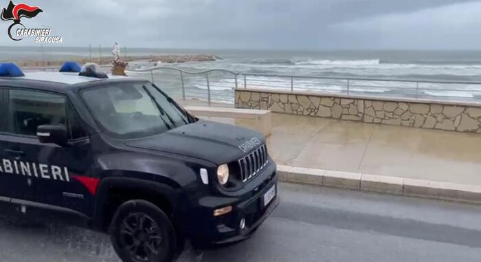 Rapinavano i loro coetanei a Marina di Ragusa: arrestati tre nordafricani