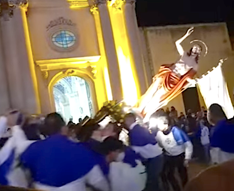 Tragedia scampata per Pasqua a Ispica: cade a terra il Cristo Risorto. Sfiora i fedeli. VIDEO