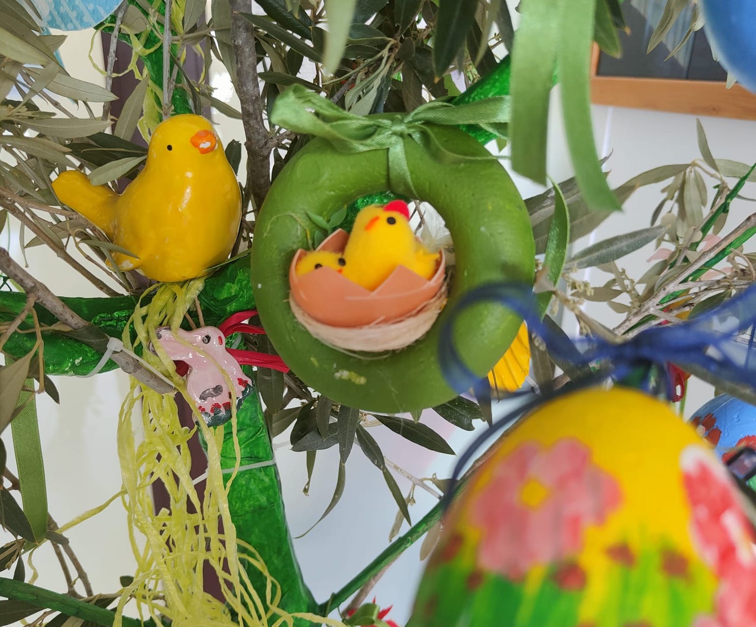 Un albero di Pasqua. Perché farlo solo a Natale! L'idea a Ragusa