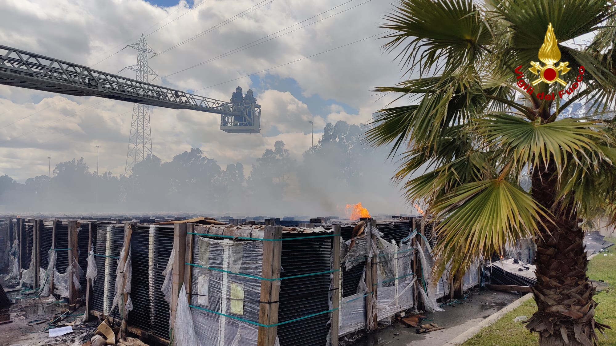 A fuoco i pannelli solari dell’interporto di Catania