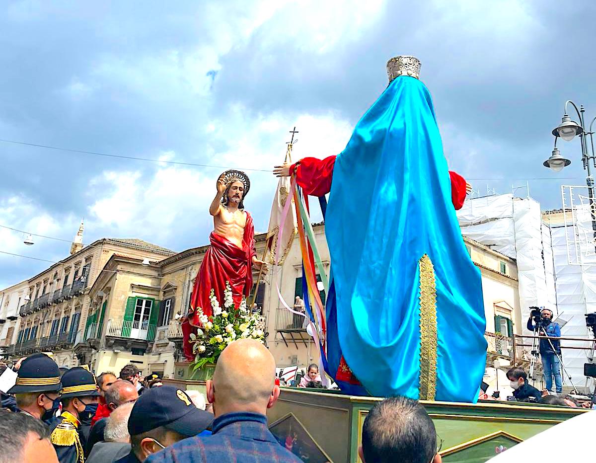La Pasqua ed il volo delle colombe a Modica: una tradizione che finisce in tragedia per gli animali