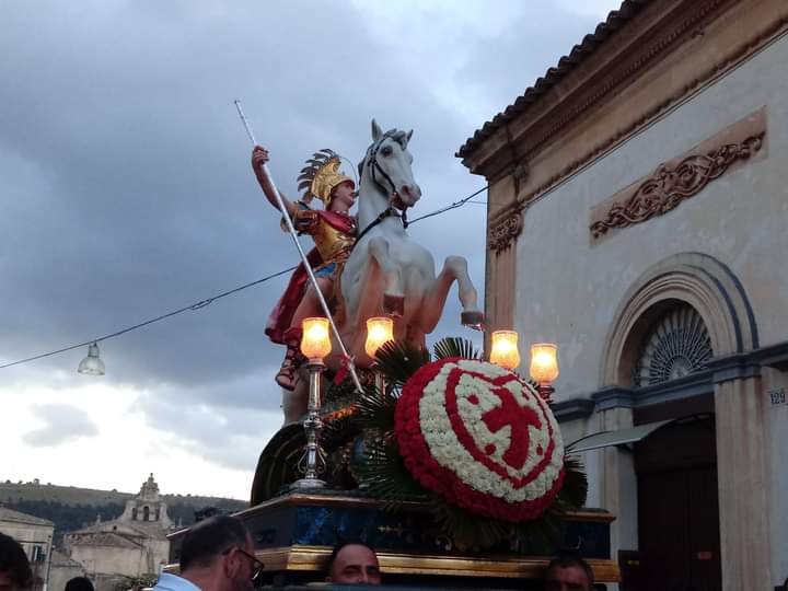  “Truonu e tuoni!”: la festa di San Giorgio in parte rallentata dalla pioggia. Questa domenica sera il momento clou. VIDEO