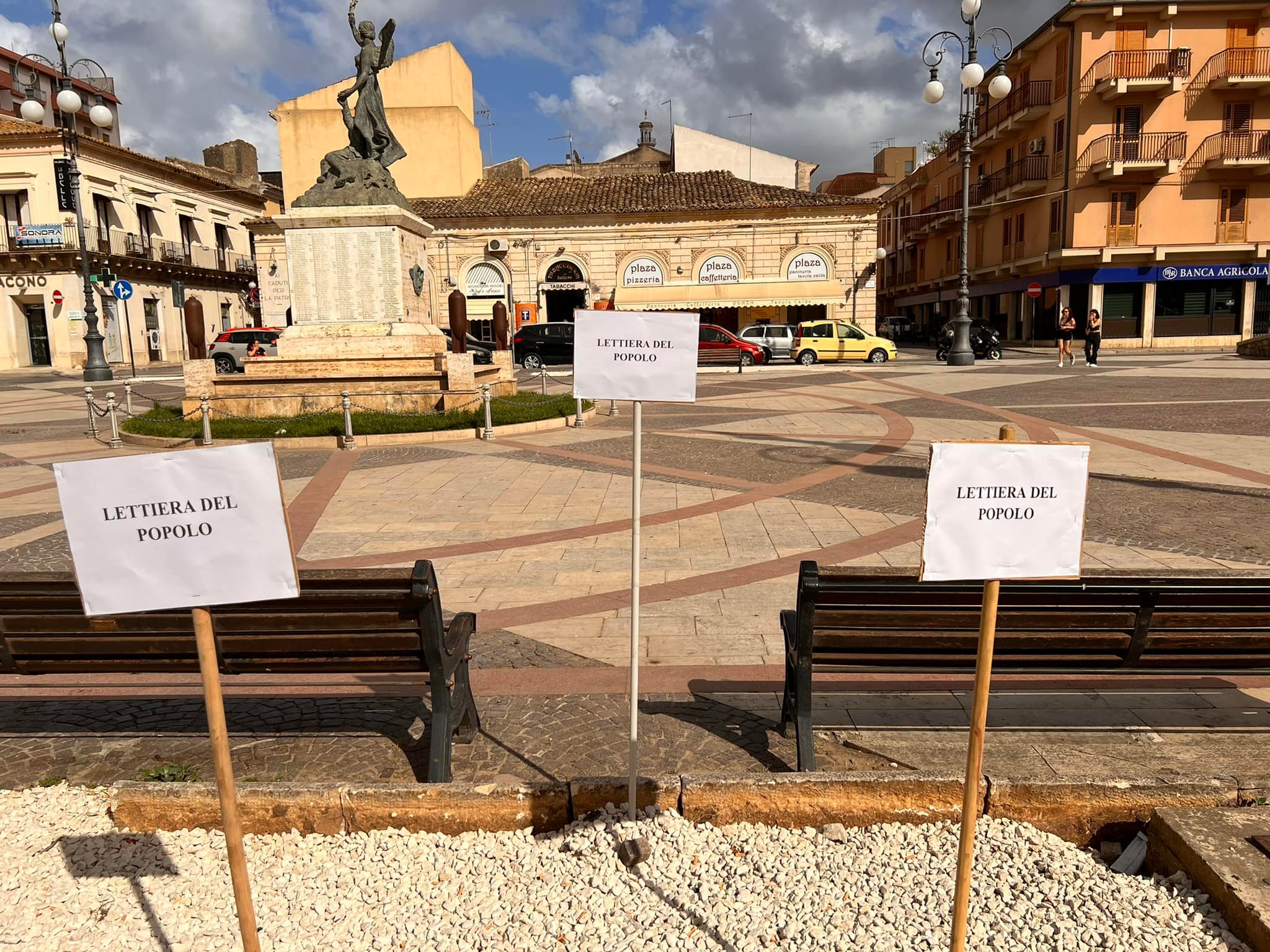 Prima era Piazza del Popolo, adesso è Lettiera del Popolo. A Vittoria la provocazione di Gioventù Nazionale