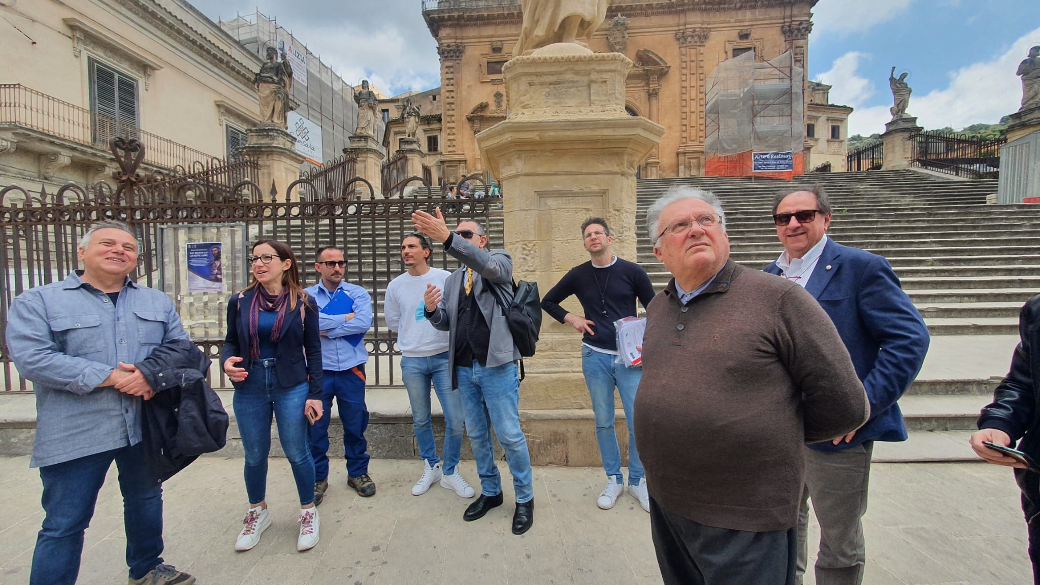 I cavi elettrici che “sporcano” le bellezze architettoniche della città. A Modica si intravedono soluzioni