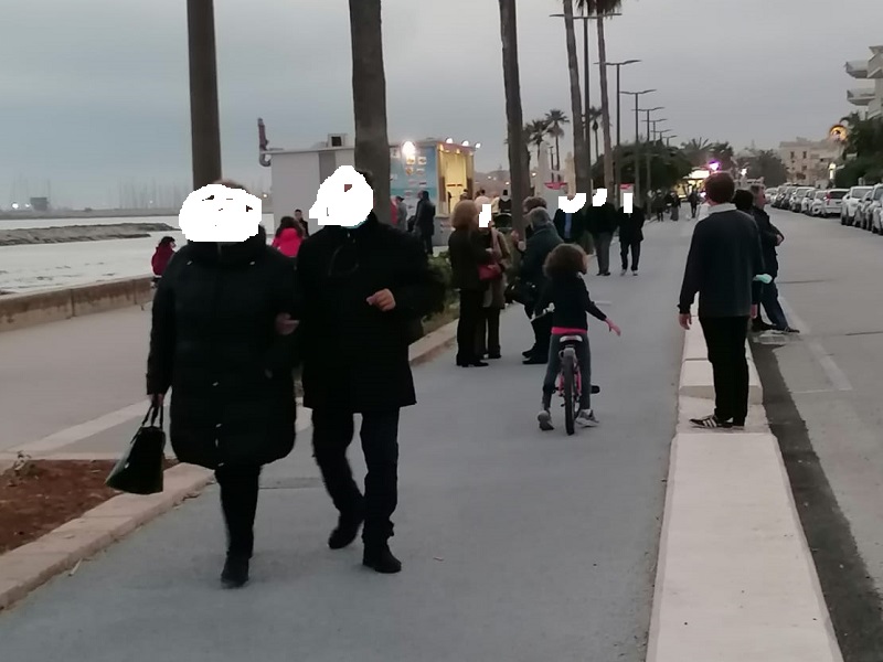 La nuova pista ciclabile dove i ragusani… passeggiano con le mogli. Caos a Marina di Ragusa