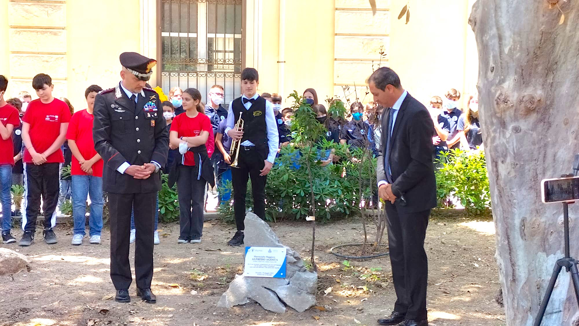 Un albero di prugne per ricordare il carabiniere Agosta ucciso dalla mafia. L’hanno donato i detenuti di Ragusa a Pozzallo
