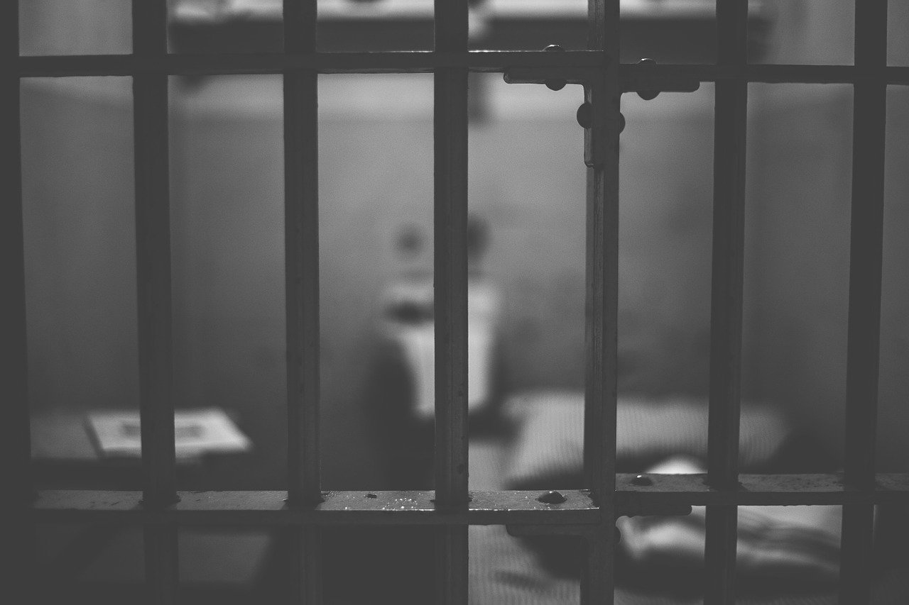 “Ti infetto con HIV ed epatite”: detenuto sputa sangue contro la direttrice del carcere. Shock in Sicilia