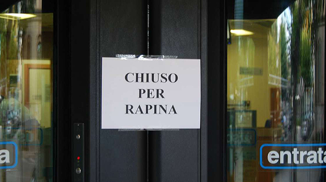 Rapina in banca a Vittoria: una condanna e tre rinvii a giudizio