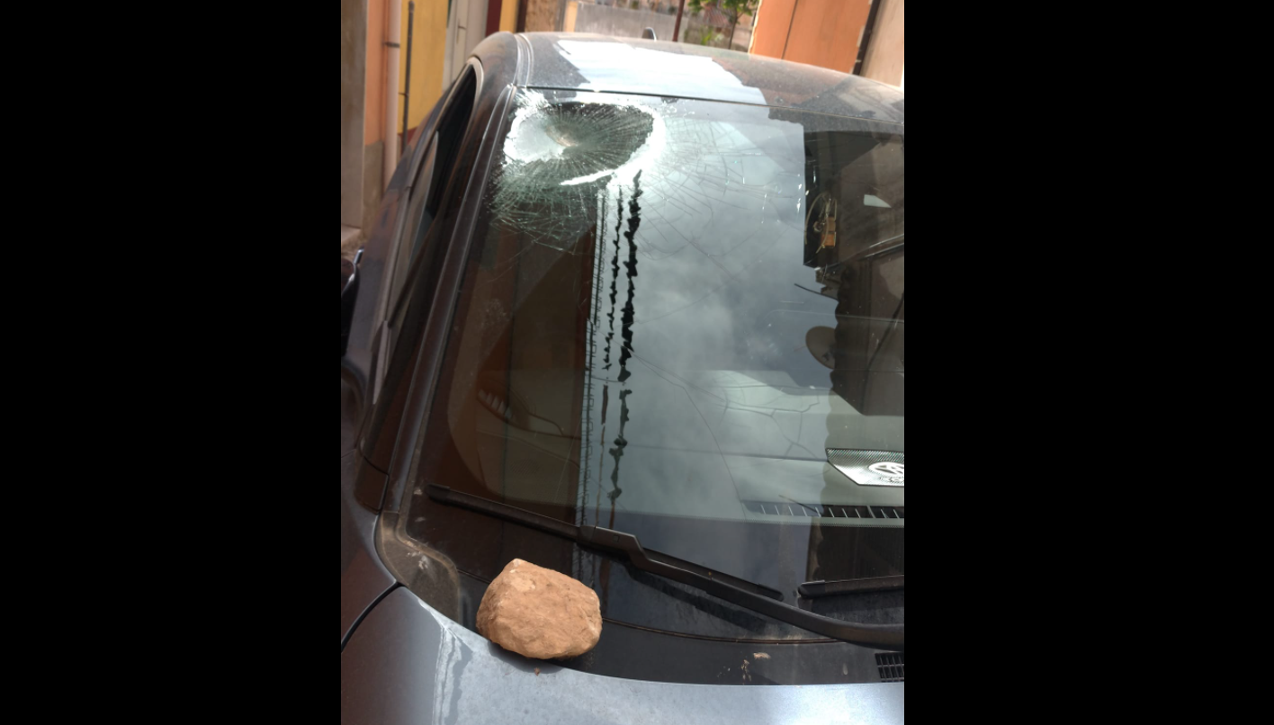 Ragazzi lanciano grossa pietra in viale Colajanni a Ragusa, distrutto parabrezza auto.