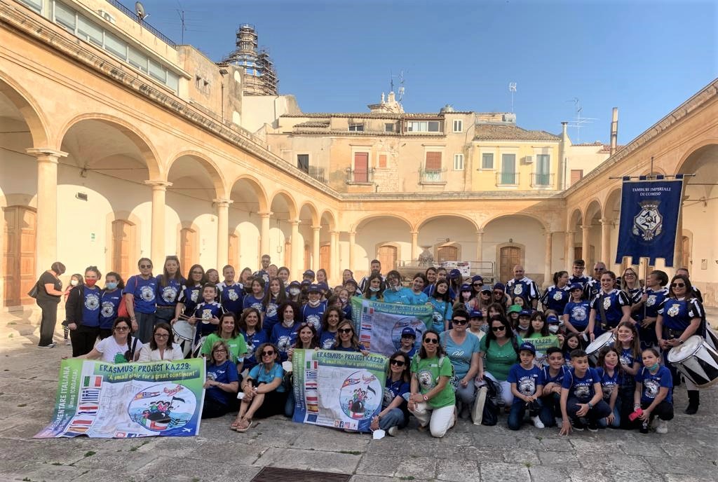 Giovani studenti europei turisti tra le bellezze barocche iblee.