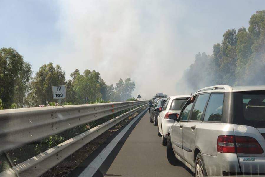 Il fumo di un incendio provoca un tamponamento a catena sulla Palermo-Catania: 2 feriti