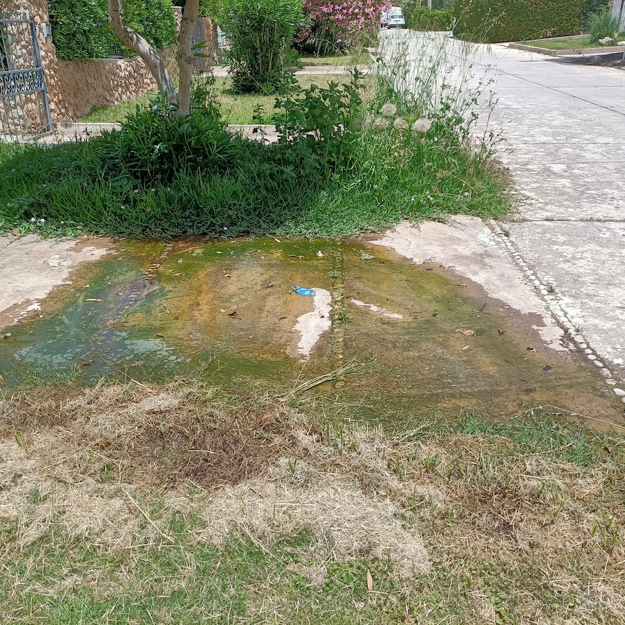 A Playa Grande da 3 mesi un’enorme perdita d’acqua. Così tanta da farci un laghetto