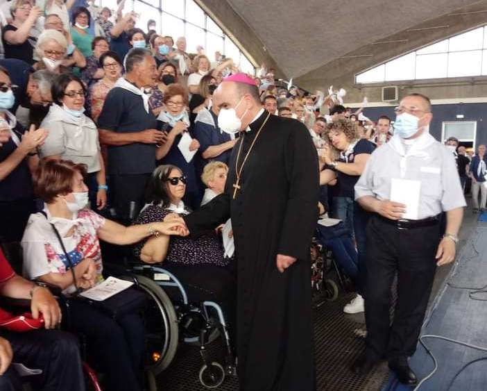 Domenica di Pentecoste col vescovo La Placa. Carezze per una famiglia ucraina