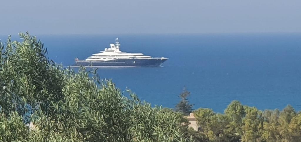 Avvistato a Marina di Ragusa uno degli yacht più grandi del mondo. Appartiene ad uno sceicco