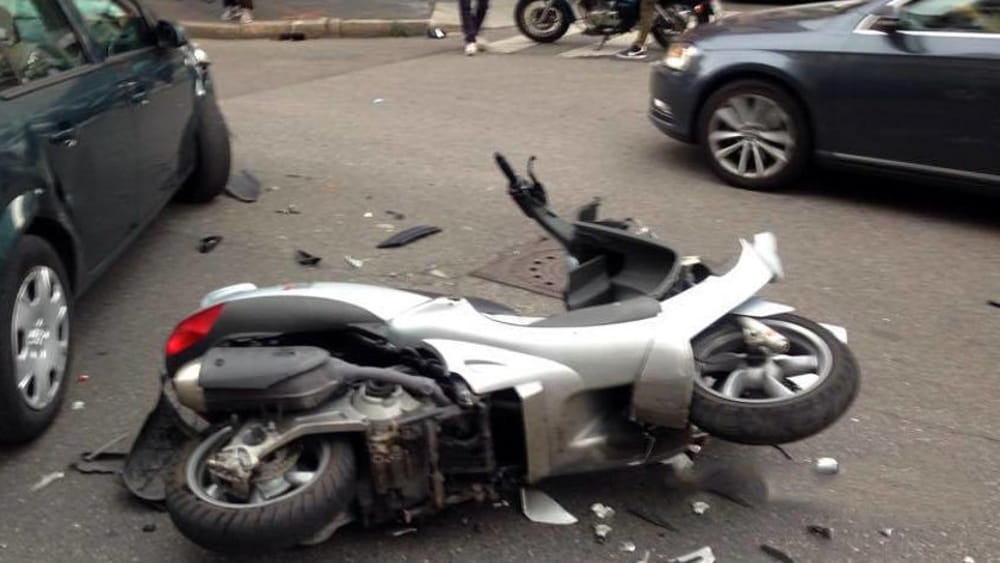 Carambola di due auto e uno scooter: ferito un sedicenne