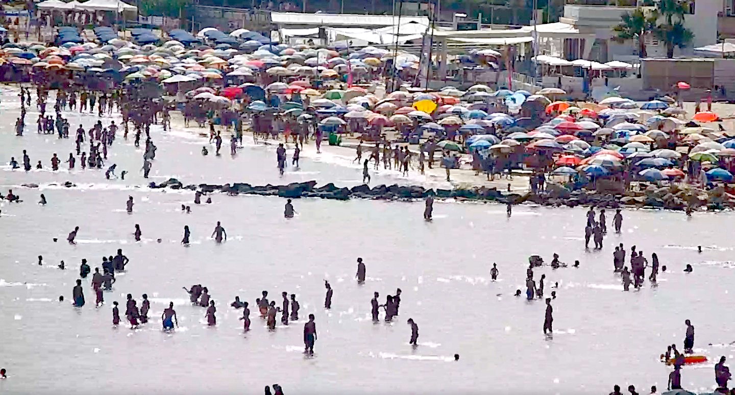 E’ boom di bagnanti a Marina di Ragusa. Ed è già una bolgia infernale