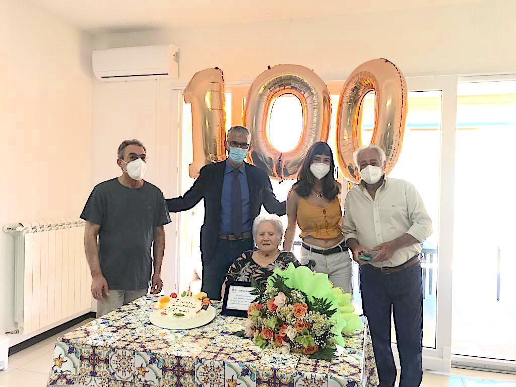 Auguri a Salvatrice Occhipinti e ai suoi 100 bellissimi anni. Visita del sindaco