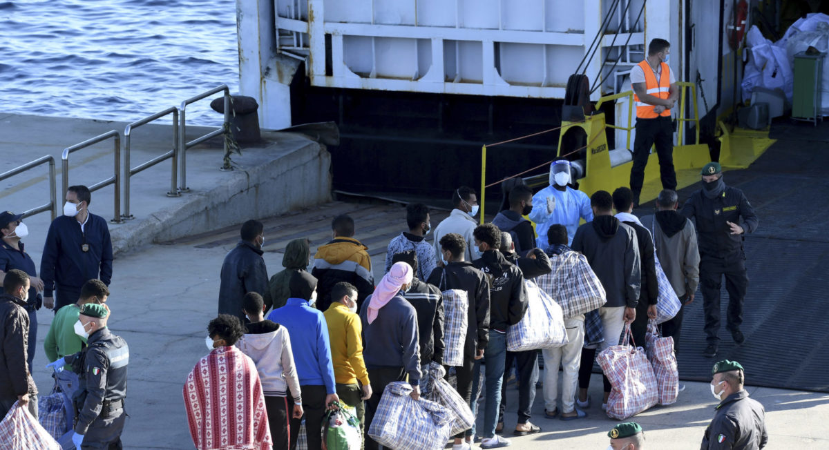 Tredici minori tra i migranti sbarcati a Pozzallo