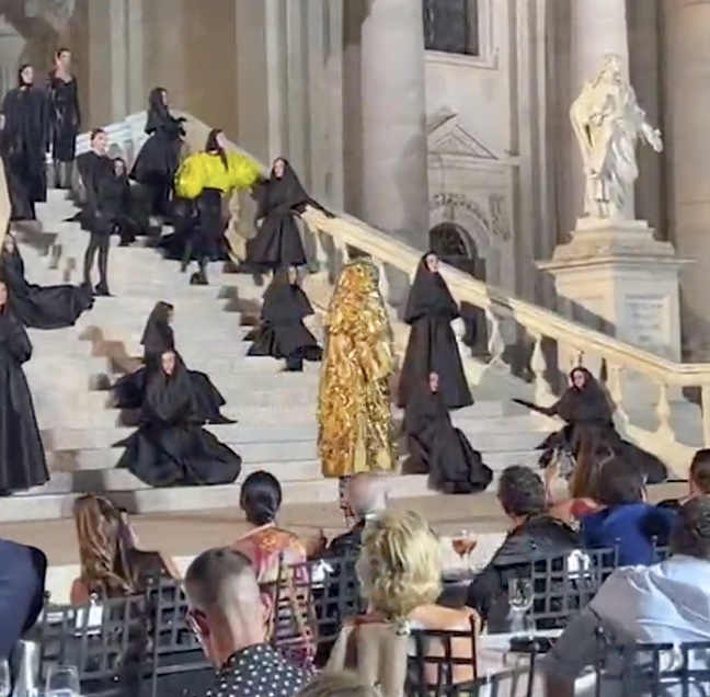 Dolce e Gabbana hanno costruito perfino un ponte per la loro serata di moda. Ecco tutti i vip (svenimenti compresi). VIDEO INTEGRALE SFILATA
