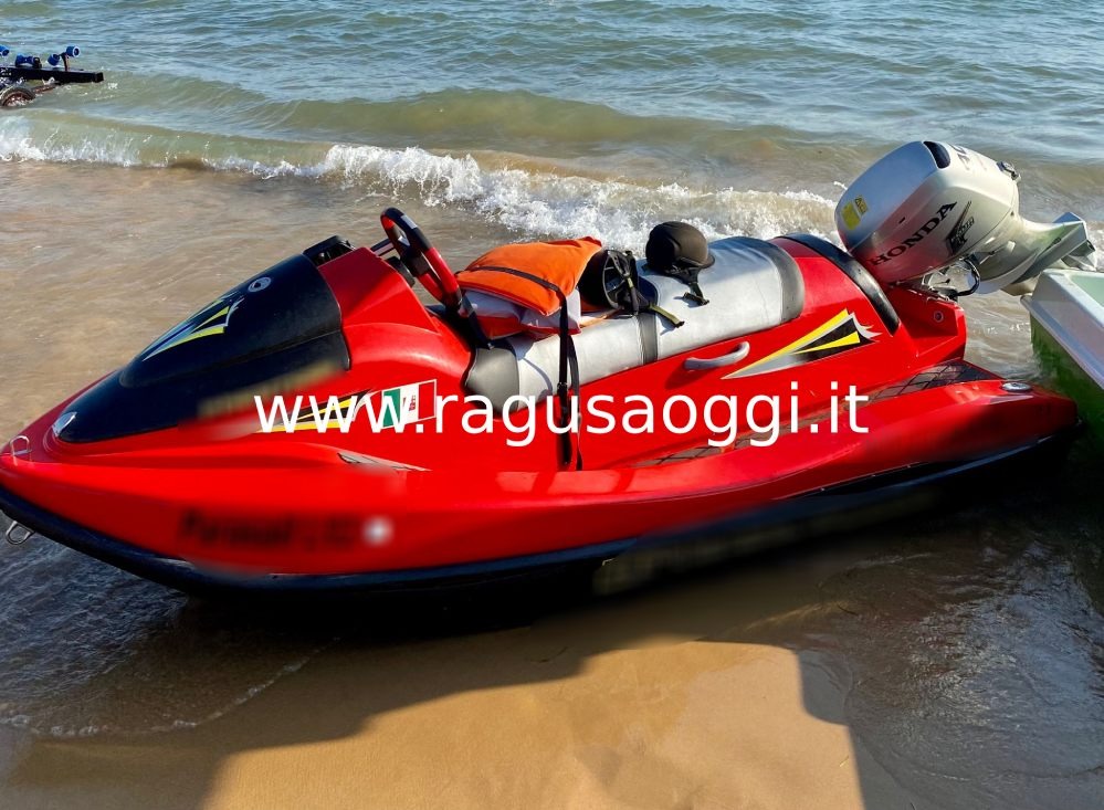 Scontro tra moto d’acqua e pedalò a Marina di Ragusa, una persona è gravemente ferita