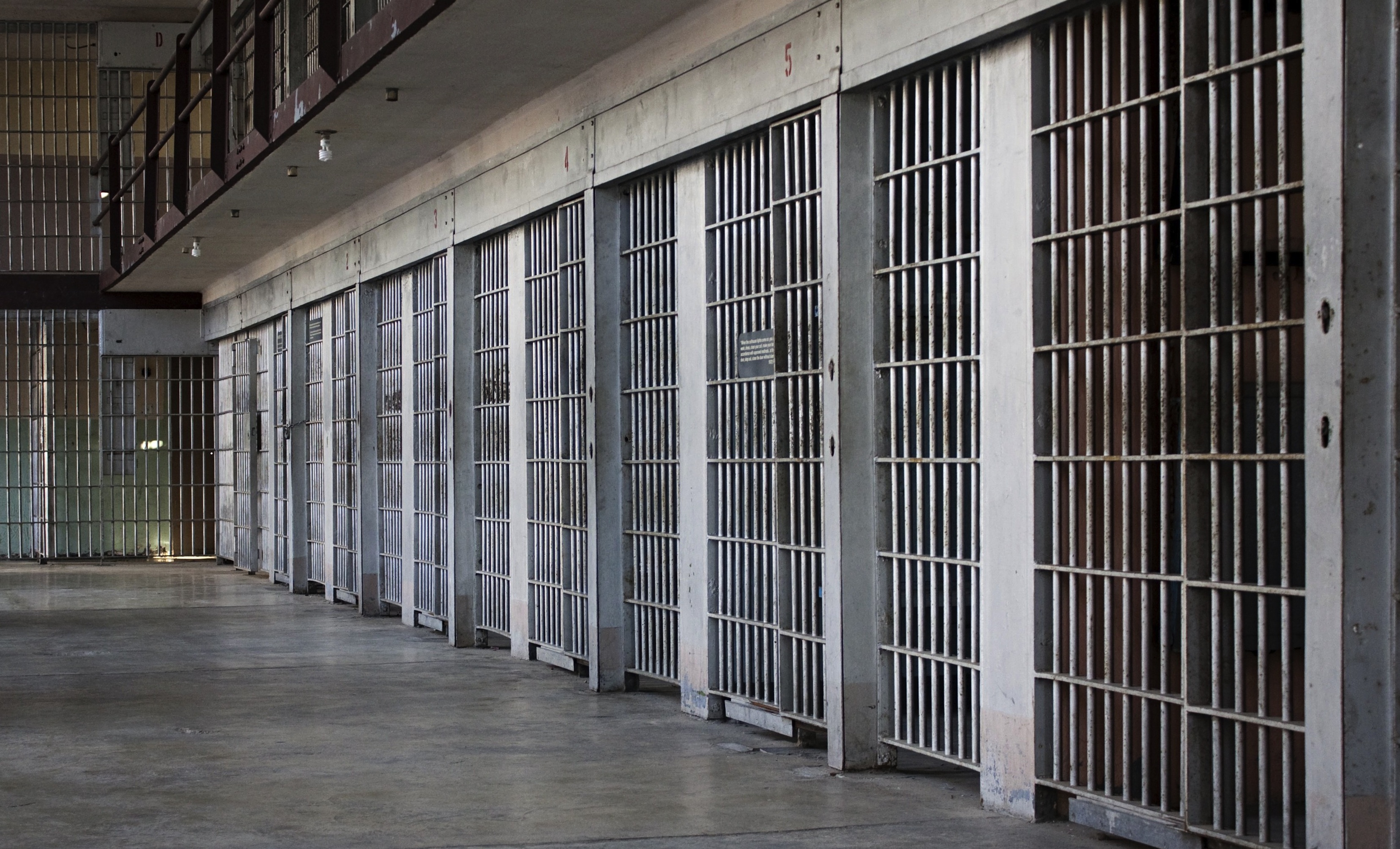 Detenuto aggredisce tre agenti a Ragusa: rabbia e violenza dietro le sbarre