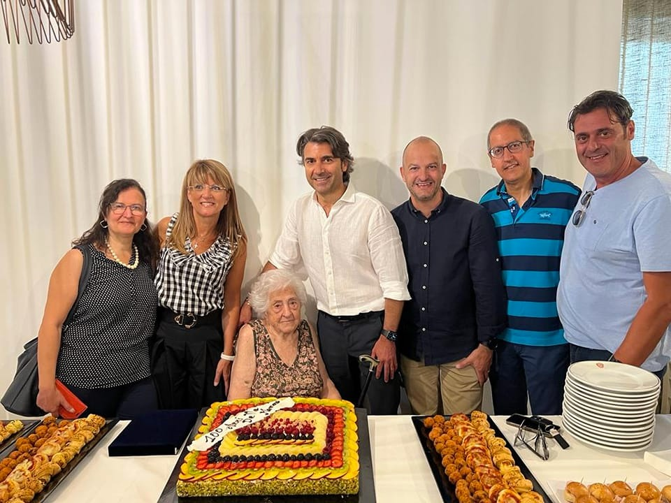 Ha festeggiato 100 anni la maestra elementare Flavia Bonanno. Gli ex alunni presenti e lei ricorda tutti i nomi