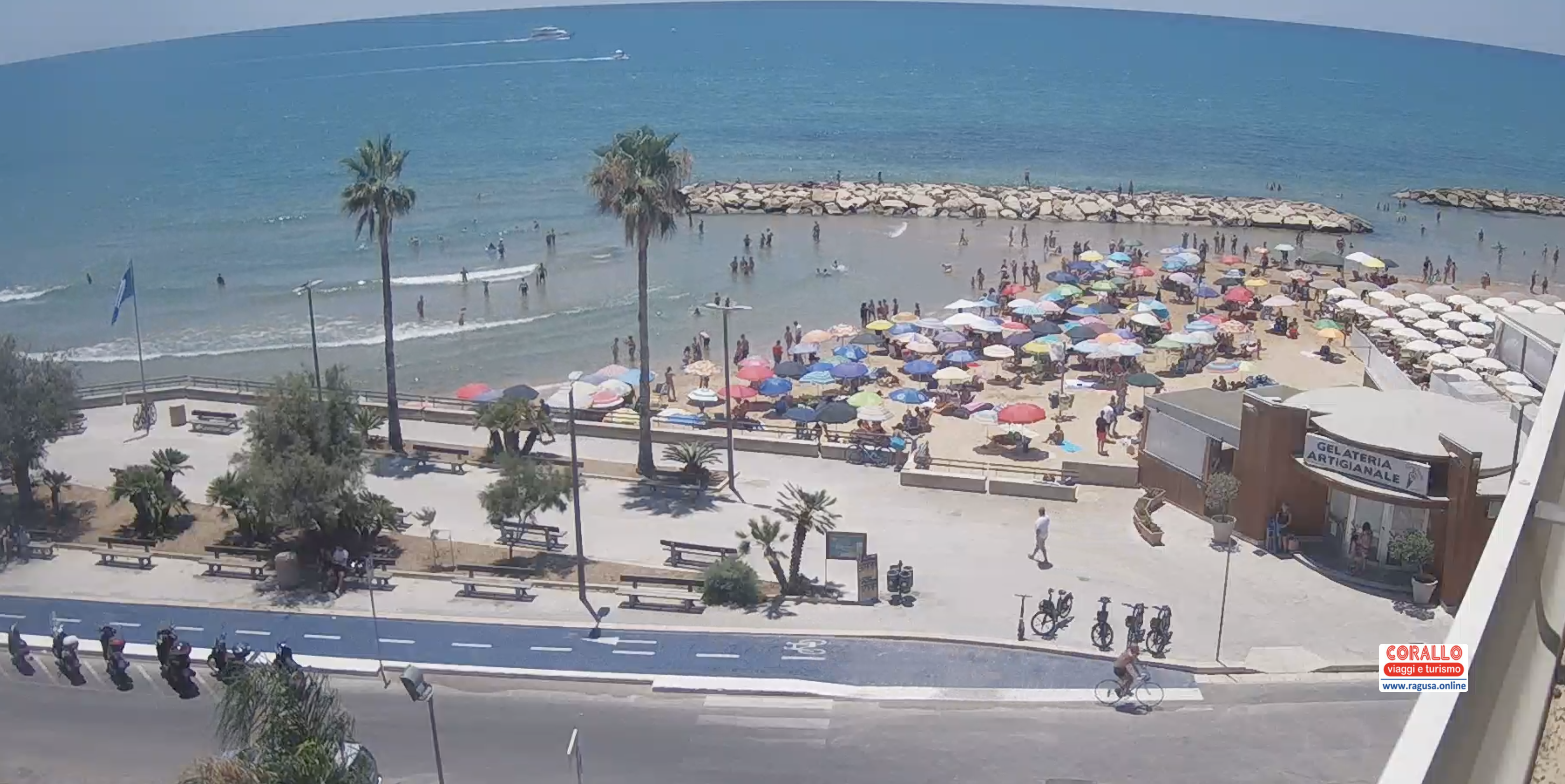 Un’estate al mare: a Marina di Ragusa nuovo boom di bagnanti. Ecco le prossime previsioni meteo, arrivano le nuvole ma poi il gran caldo