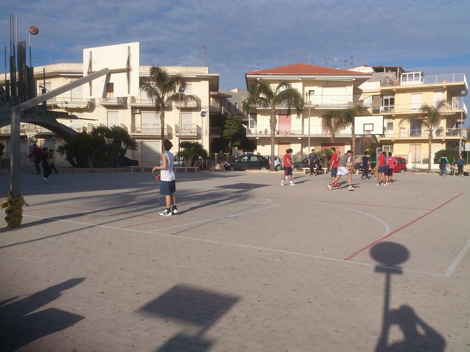 Basket a piazza Malta, multe fino a 500 euro per chi gioca. Ordinanza del sindaco Cassì per i fuoriorario