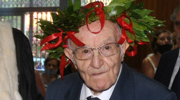Non si finisce mai di imparare, si laurea a 99 anni con massimo dei voti
