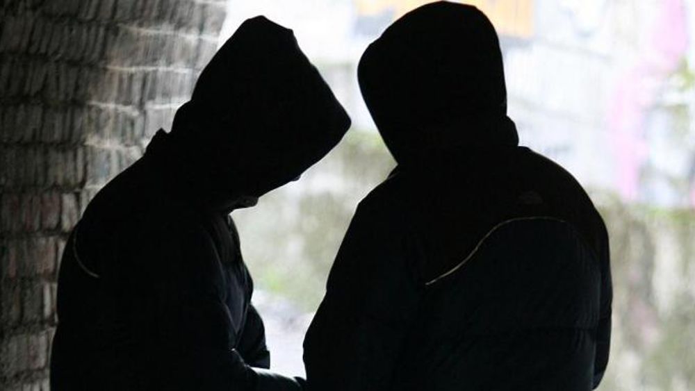 Il nervosismo insospettisce la Polizia: in auto droga e 658 euro, poi il blitz in casa
