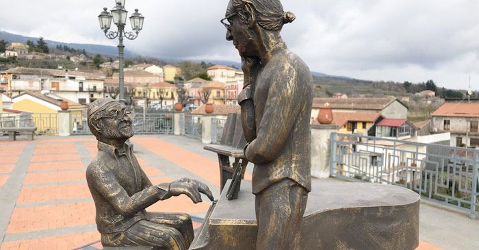 A Milo, le statue a grandezza naturale di Battiato e Dalla