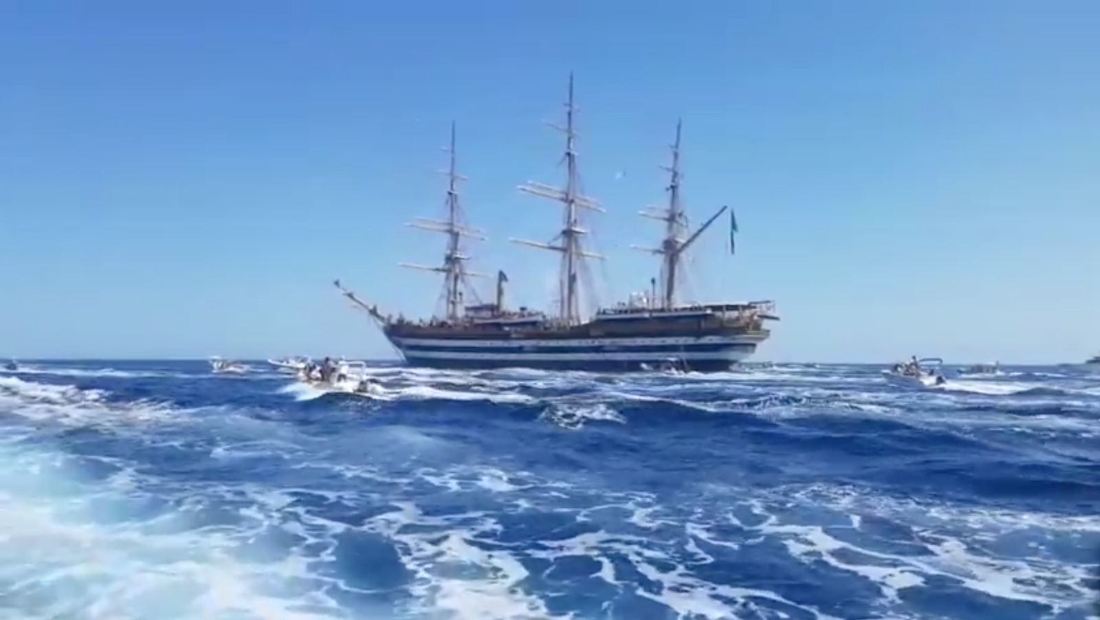 Amerigo Vespucci: omaggio a tutta la costa iblea. VIDEO DAL MARE