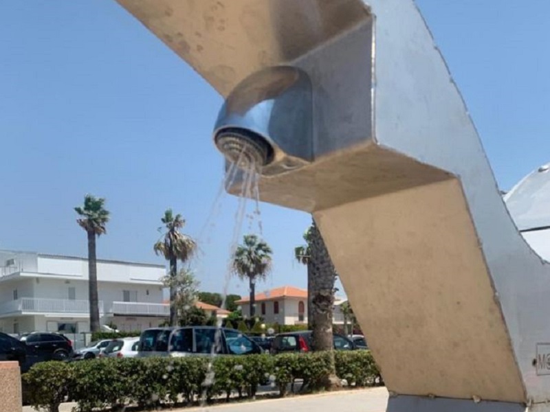 Paghiamo la manutenzione ma le docce non funzionano come dovrebbero. A Marina di Ragusa