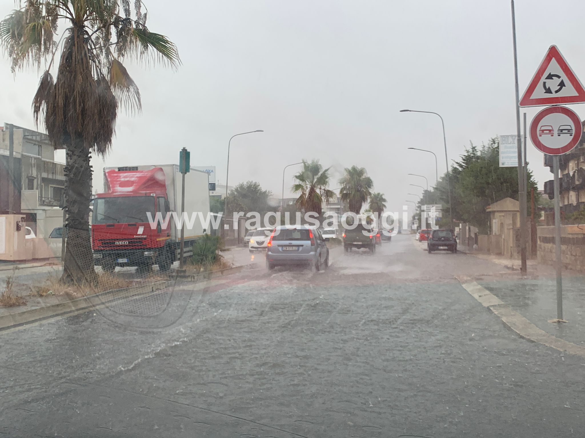 Pazzo agosto: bomba d’acqua Ragusa, mentre a Marina splende il sole. FOTO
