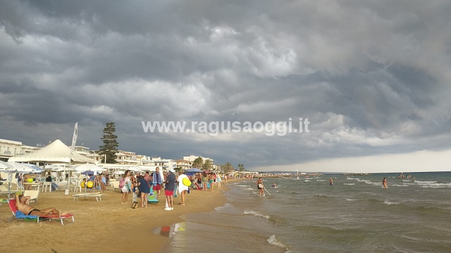Maltempo a Marina di Ragusa: fuga dalla spiaggia